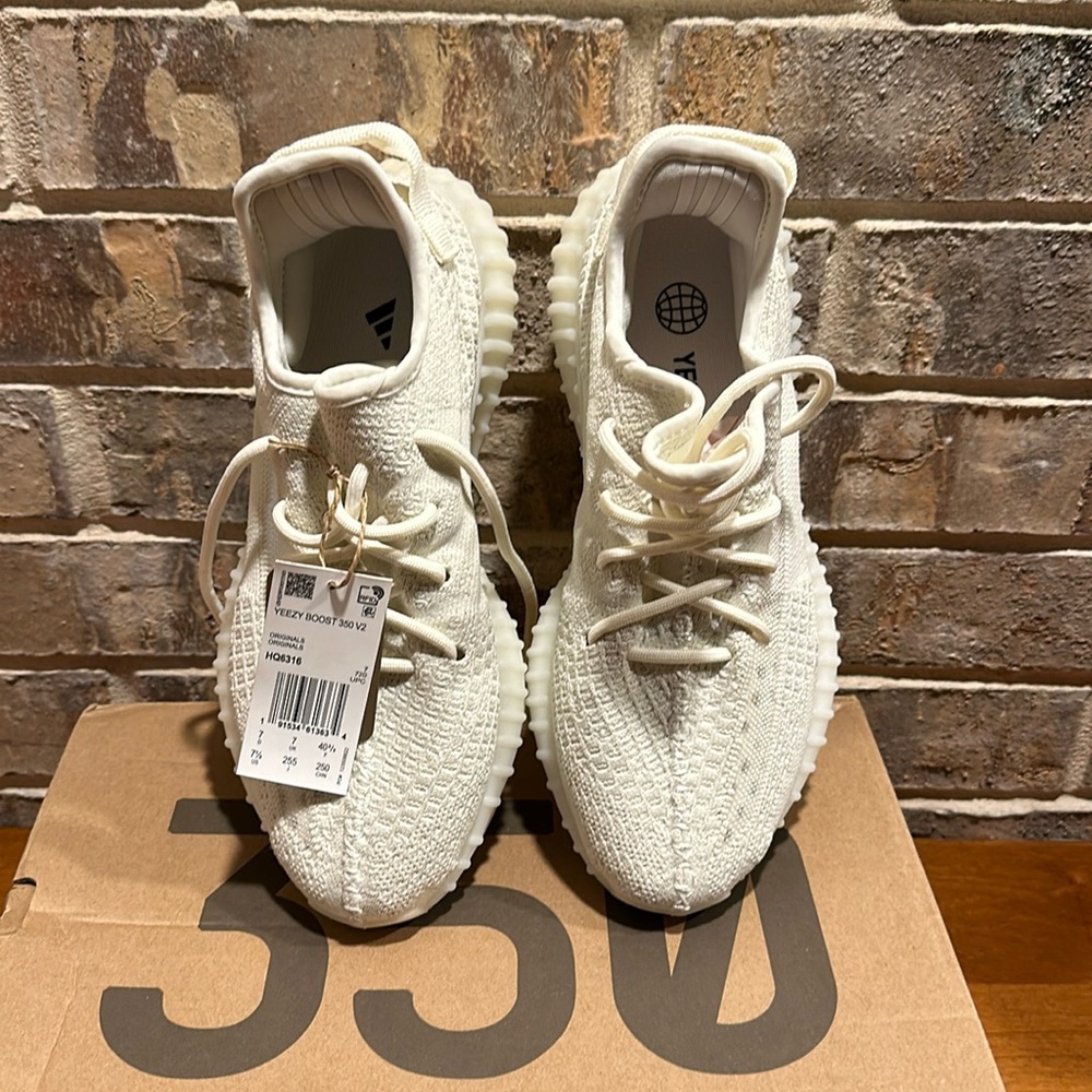 YEEZY BOOST 350 V2- (7.5 Men/9.5 Women)